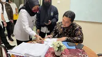 Erick Thohir menandatangani pembuatan laporan polisi di Ruang Konsul SPKT Bareskrim Polri, Mabes Polri, Jakarta, Senin (29/8) petang (istimewa)