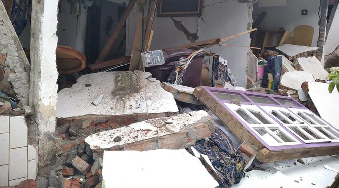 Rumah warga terdampak gempa bumi di daerah Kajai, Kecamatan Talamau Pasaman Barat. (Liputan6.com/ Novia Harlina)
