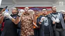 Polisi menunjukkan barang bukti narkotika jenis sabu di Dit Narkoba Polda Metro Jaya, Jakarta, Jumat (22/12). Tersangka Tio Pakusadewo di tangkap polisi terkait kepemilikan tiga bungkus plastik klip sabu 1,06 gram. (Liputan6.com/Herman Zakharia)