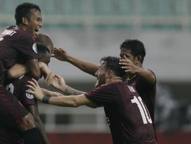 Para pemain PSM Makassar merayakan gol yang dicetak oleh Guy Junior ke gawang Home United pada laga Piala AFC 2019, Selasa (30/4). PSM menang 3-2 atas Home United. (Bola.com/Yoppy Renato)