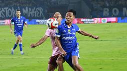 Laga Persib vs Persik ini berakhir dengan skor 3-0. Duel ini didominasi oleh tuan rumah Persib. Pertandingan berjalan dengan tempo sedang namun tensinya cukup tinggi. (Bola.com/Erwin Snaz)