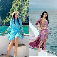 Off shoulder dress warna biru cerah yang senada dengan warna laut kolam renang dan laut jadi salah satu dress andalan Titi Kamal. [@titi_kamall]