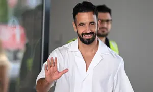 Pelatih baru Italia AC Milan asal Portugal, Ruben Amorim, melambaikan tangan saat tiba di Bandara Linate di Milan pada 6 Juli 2026. (Piero CRUCIATTI/AFP)