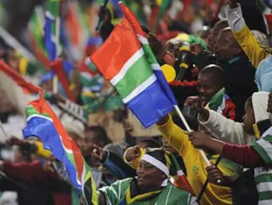 Suporter Afsel bersorak-sorai di ajang Piala Konfederasi antara Spanyol vs Afsel pada 20 Juni 2009 di Free State Stadium, Bloemfontein. Spanyol menang 2-0 tapi kedua tim lolos ke semifinal. AFP PHOTO/PIERRE-PHILIPPE MARCOU