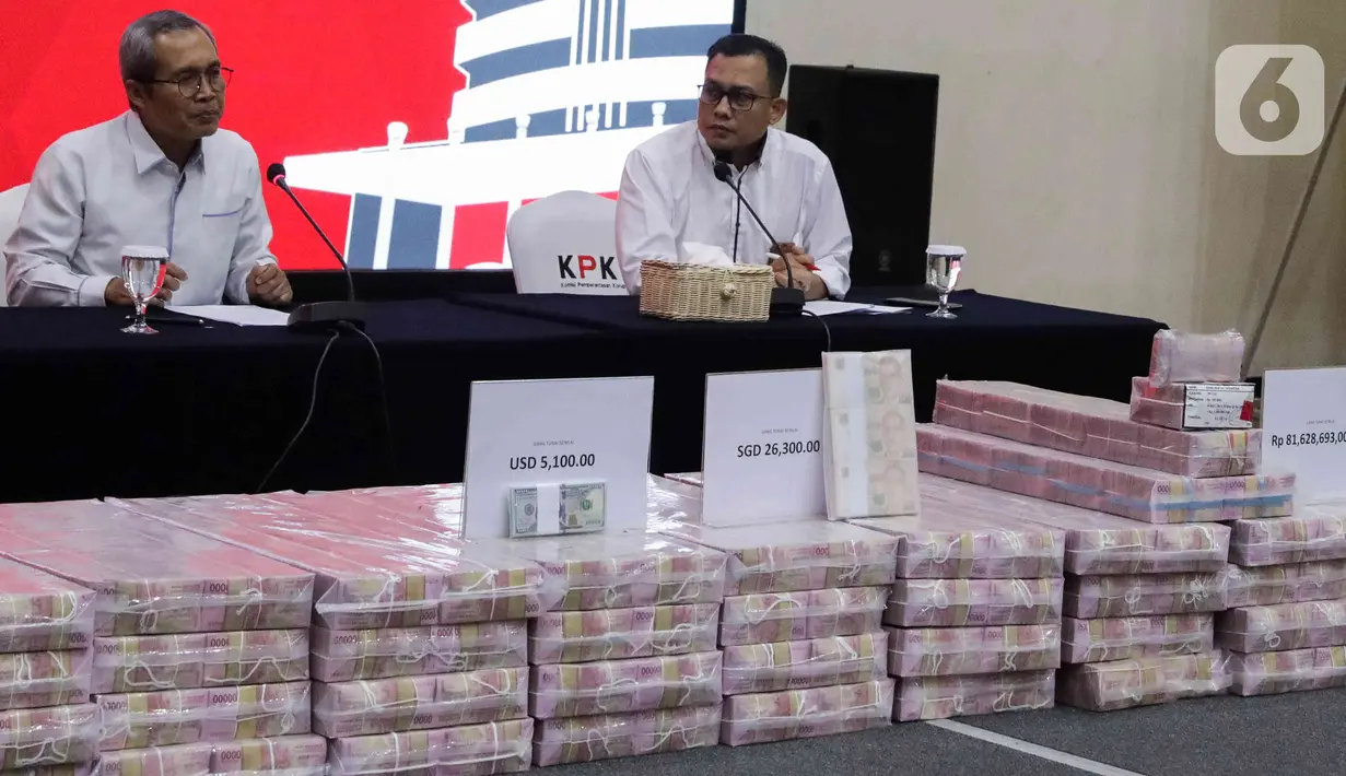 Total uang tersebut mencapai sekitar Rp81,9 miliar. (Liputan6.com/Herman Zakharia)
