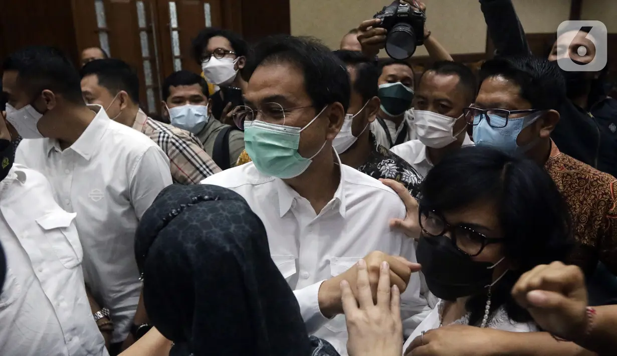 Terdakwa suap penanganan perkara korupsi di Lampung Tengah yang juga mantan Wakil Ketua DPR Azis Syamsuddin usai sidang pembacaan putusan di Pengadilan Tipikor Jakarta, Kamis (17/2/2022). Azis Syamsuddin divonis hukuman 3 tahun 6 bulan penjara dan denda Rp 250 juta. (Liputan6.com/Helmi Fithriansyah)