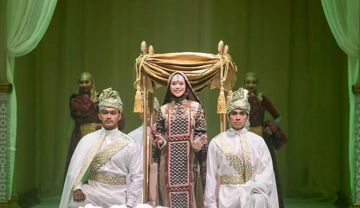 Lesti memasuki ruangan dengan naik tandu, ia pun disambut meriah. (Instagram/heavenlight).