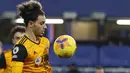 Rayan Ait-Nouri. Bek kiri Wolverhampton asal Prancis berusia 21 tahun ini melakukan gol bunuh diri saat timnya kalah 1-2 dari tuan rumah Leeds United (6/8/2022). Gol tersebut yang menjadi gol penentu kemenangan Leeds United terjadi pada menit ke-74 saat kedua tim berbagi skor 1-1. (AFP/Pool/Frank Augstein)