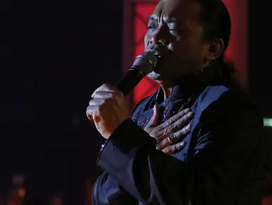 Penyanyi Didi Prasetyo atau yang lebih dikenal Didi Kempot saat tampil pada konser bertajuk "The Lord of Loro Ati" di kawasan SCBD, Jakarta, Jumat (6/12/2019). Mengawali karier sejak 1989, Didi Kempot memilih musik campursari sebagai pilihan dalam berkesenian. (Liputan6.com/Herman Zakharia)