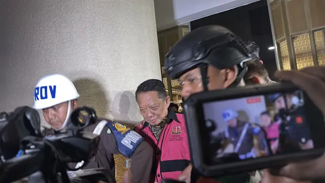7 Jam Diperiksa, Febrie Adriansyah Dikawal Ketat saat Keluar Gedung Kejagung