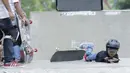Seorang anak terjatuh saat berlatih skateboard di TMII, Jakarta, Sabtu (8/9/2018). Green Skate Lesson yang didirikan oleh mantan atlet skateboard, Tony Sruntul, merupakan wadah regenerasi skateboarder bertalenta. (Bola.com/M Iqbal Ichsan)