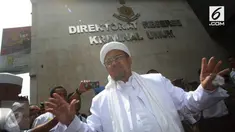 Pengacara Rizieq, Kapitra Ampera, mengatakan pria yang tersangkut kasus dugaan pornografi berupa chat seks itu tidak akan berlama-lama di negeri jiran