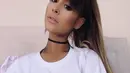 Lewat beberapa foto-foto yang telah di upload di instagram, tampak salah satu foto Ariana Grande yang memperlihatkan rambut barunya. Meski tak banyak perubahan, kehadiran poni pada rambutnya membuat wajahnya terlihat lebih imut. (Instagram)