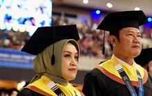 Jurusan Kuliahnya Terkenal Sulit, Begini Perjuangan Bupati Lamongan Yuhronur Efendi Berhasil Wisuda Bareng Istri