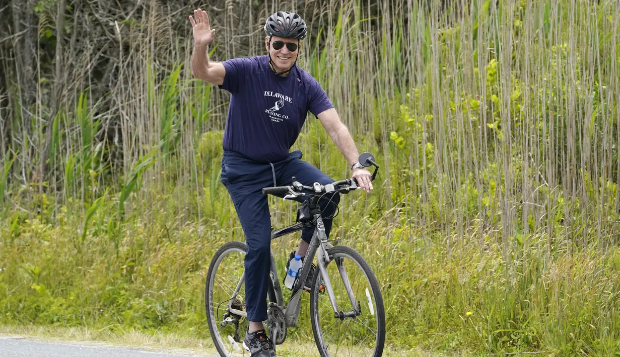 Presiden Joe Biden dengan ibu negara, Jill Biden (tidak terlihat) bersepeda di Pantai Rehoboth, Delaware, Kamis (3/6/2021). Keluarga Biden menghabiskan beberapa hari di Pantai Rehoboth untuk merayakan ulang tahun ibu negara Jill Biden yang ke-70. (AP Photo/Susan Walsh)