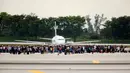Penumpang dievakuasi di landasan pesawat saat penembakan di Bandara Fort Lauderdale, Florida, AS (6/1). Menurut polisi, pelaku penembakan tiba dari penerbangan Kanada dan tengah melakukan pemeriksaan bagasi kedatangan. (Al Diaz /Miami Herald via AP)