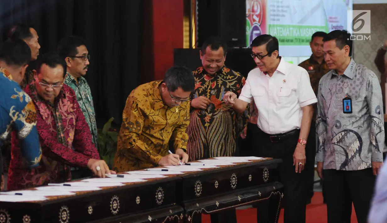 Menkumham, Yasonna H Laoly (kedua kanan) menyaksikan penandatanganan MoU TISC dengan 17 perguruan tinggi jelang membuka Pasar Inovasi dan Kreativitas di Graha Pengayoman, Jakarta, Selasa (31/10). (Liputan6.com/Helmi Fithriansyah)