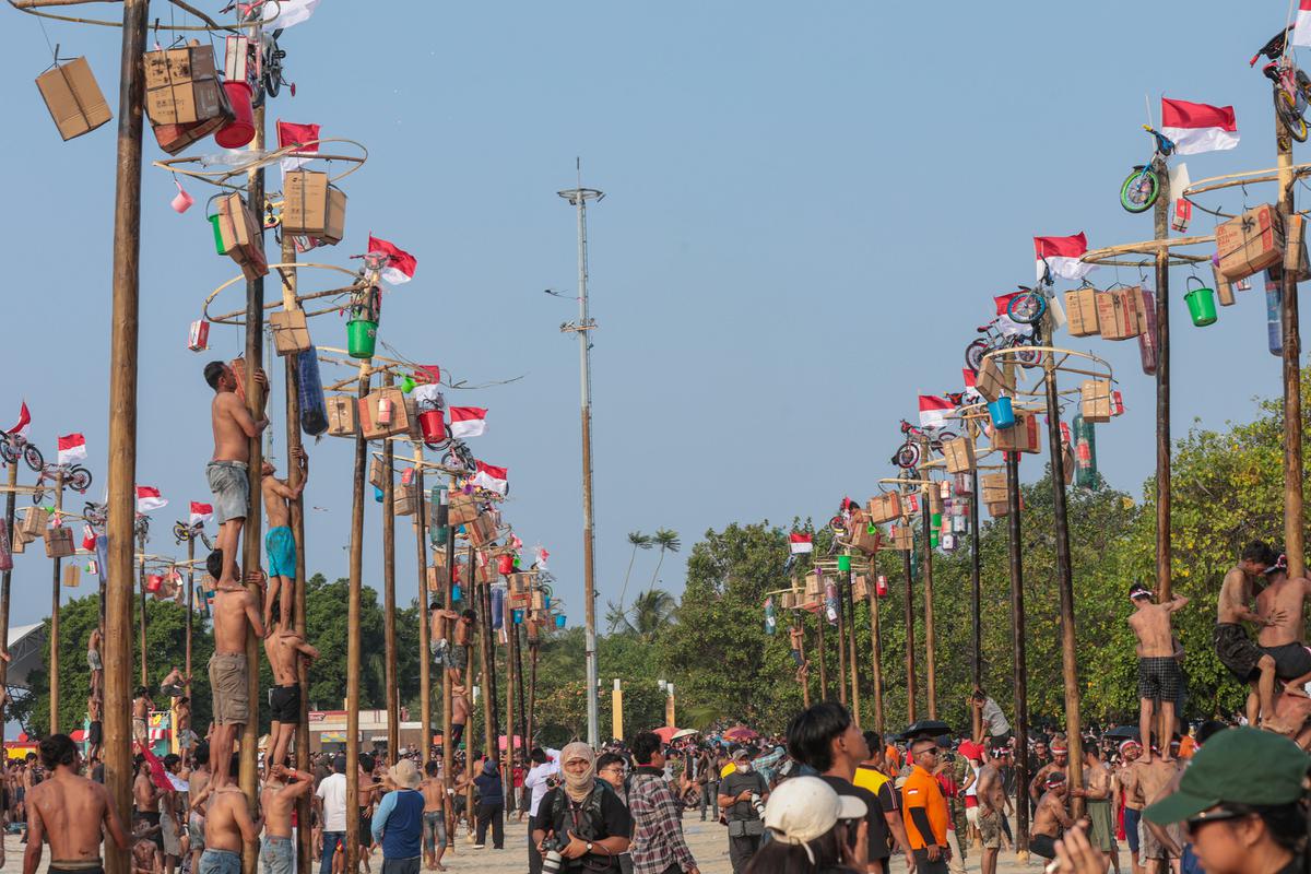 Panjat Pinang Meriahkan HUT ke-81 RI di Ancol