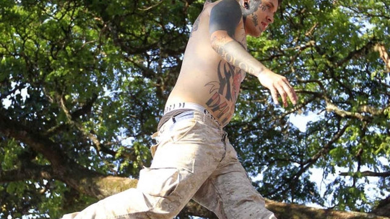 Aksi penggila tato nekat punggung ditindik dan digantung di pohon