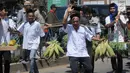 Peserta membawa hasil tani saat mengikuti pawai Musabaqah Tilawatil Quran (MTQ) ke-9 tingkat Kota Tangerang Selatan (Tangsel), Banten, Senin (17/9). (Merdeka.com/Arie Basuki)