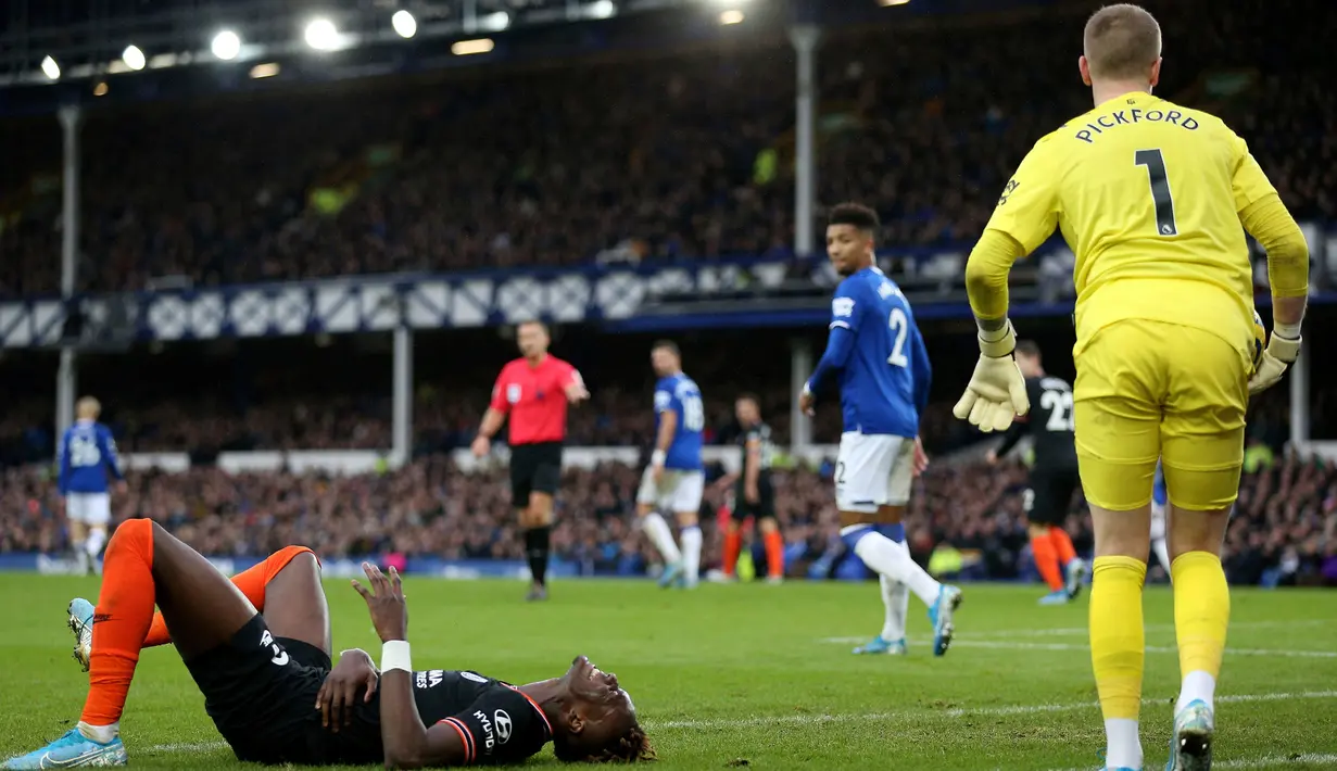 Pemain Chelsea Tammy Abraham terkapar di lapangan saat pertandingan menghadapi Everton pada laga Liga Inggris di Goodison Park, Liverpool, Inggris, Sabtu (7/12/2019). Everton menang 3-1. (Nigel French/PA via AP)