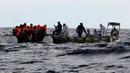 Suasana penyelamatan para imigran di Laut Mediterania, sekitar 36 mil laut dari lepas pantai Libya (2/2). Penyelamatan yang dilakukan penjaga pantai Spanyol LSM Proactiva Open Arms ini sudah yang ke-112. (Reuters/Yannis Behrakis)