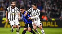 Penyerang Inter Milan, Lautaro Martinez dikepung dua penggawa Juventus Fabio Miretti dan Manuel Locatelli dalam laga di Allianz Stadium, Senin (7/11/2022) dini hari WIB. (Fabio Ferrari/LaPresse via AP)