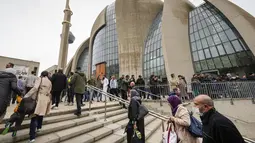 Umat Muslim berjalan ke Masjid Pusat Cologne di Cologne, Jerman, Jumat (14/10/2022). Panggilan Azan untuk pertama kali dikumandangkan dari salah satu masjid terbesar Jerman di Cologne pada Jumat - tetapi dengan volume terbatas. (AP Photo/Martin Meissner)