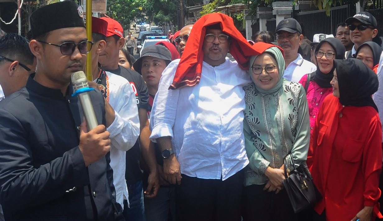 Rano Karno datang tidak sendiri, pria yang akrab disapa Bang Doel itu datang ditemani oleh istrinya Dewi Indriati. (merdeka.com/Arie Basuki)