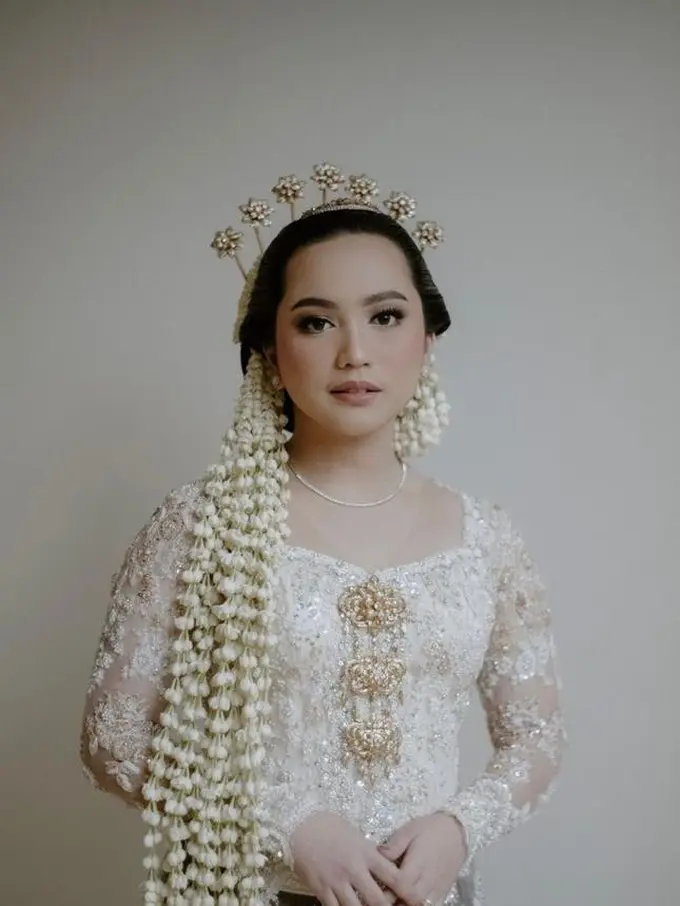 Cantiknya Rachel Amanda Berkebaya Adat Jawa di Hari Pernikahannya