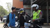 Bocah-Bocah Diantar Sekolah Tanpa Helm, Ketahuan Polisi Endingnya Begini