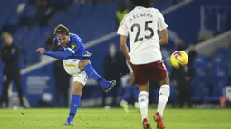 Gelandang Brighton & Hove Albion, Alexis Mac Allister menembak bola saat bertanding melawan Arsenal pada pertandingan lanjutan liga Inggris di stadion Falmer di Brighton, Inggris, Rabu (30/12/2020). Berkat kemenangan ini, Arsenal mengantongi 20 poin dari 16 pertandingan. (Mike Hewitt/Pool via AP)