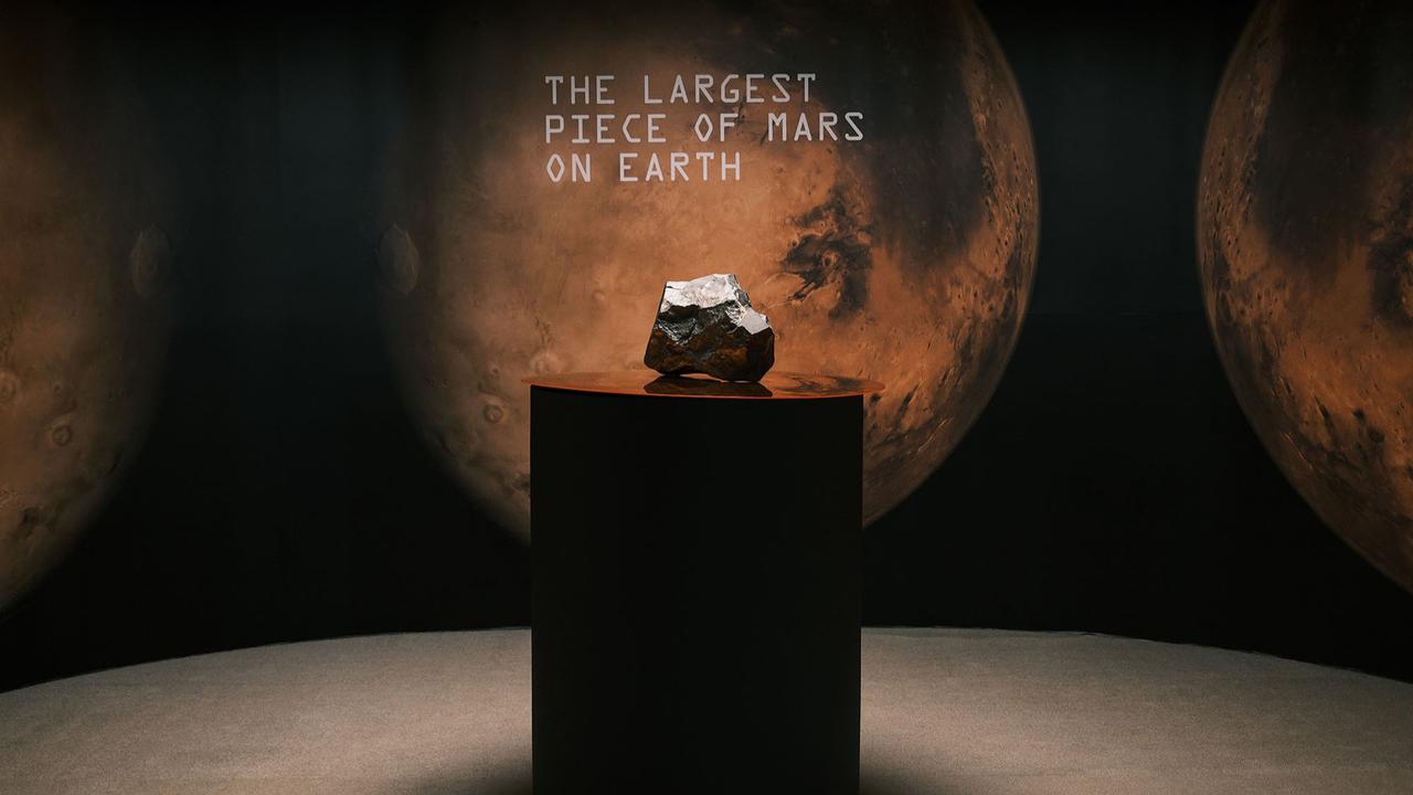 FOTO: Penampakan Batu Dari Planet Mart Mars yang Terjual Rp107 Miliar
