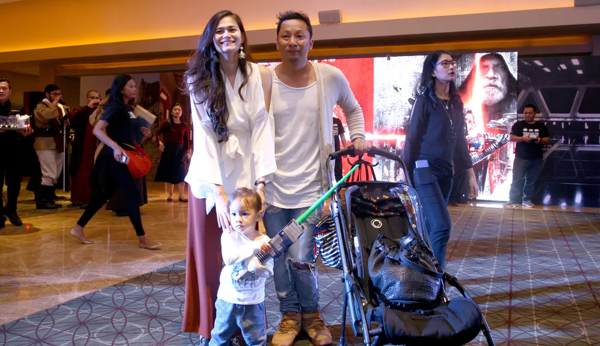 Ringgo Agus Rahman dan Sabai Morscheck serta buah hatinya, Bjorka Dieter Morscheck saat hadir dalam gala premiere film Star Wars: The Last Jedi di Kelapa Gading, Jakarta Utara, Selasa (12/11/2017). (Nurwahyunan/Bintang.com)