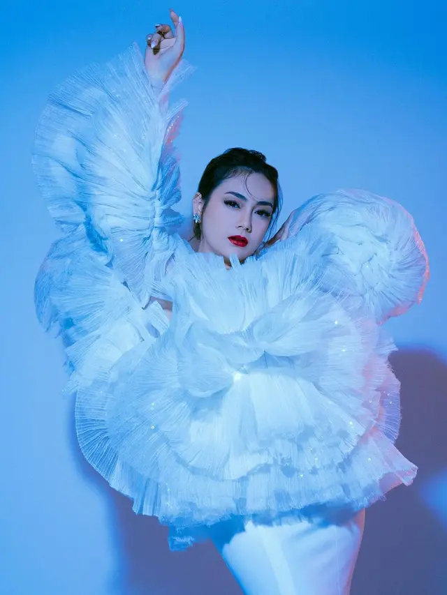7 Pemotretan Terbaru Celine Evangelista Bertajuk Haute Lacroix Ini Menawan