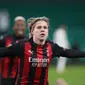 Gelandang AC Milan, Jens Petter Hauge, melakukan selebrasi usai mencetak gol ke gawang Celtic pada laga Grup H Liga Europa 2020/2021 di Celtic Park Stadion, Jumat (23/10/2020). AC Milan menang 3-1 atas Celtic. (AFP/Russell Cheyne/pool)