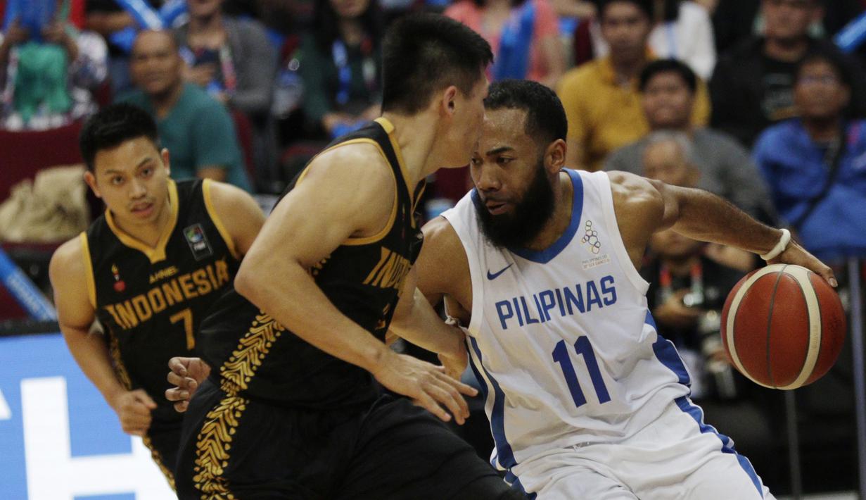 Pebasket Filipina, Stanley Pringle, melakukan penetrasi saat melawan Indonesia pada semifinal SEA Games 2019 di Mall Of Asia Arena, Manila, Senin (9/12). Indonesia kalah 97-70 dari Filipina. (Bola.com/ M Iqbal Ichsan)