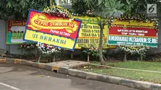 Karangan bunga yang ditujukan untuk Ketua DPR, Setya Novanto di Rumah Sakit Cipto Mangunkusumo (RSCM) Kencana, Jakarta, Minggu (19/11). Ada dua karangan bunga baru untuk Novanto, salah satunya mengatasnamakan "UI Beraksi". (Liputan6.com/Herman Zakharia)