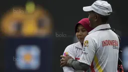 Pepanah putri Indonesia, Sri Ranti, merayakan kemenangan pada SEA Games cabang panahan nomor compound di National Sports Council, Kuala Lumpur, Rabu (16/8/2017). Dirinya meraih emas pertama untuk Indonesia. (Bola.com/Vitalis Yogi Trisna)