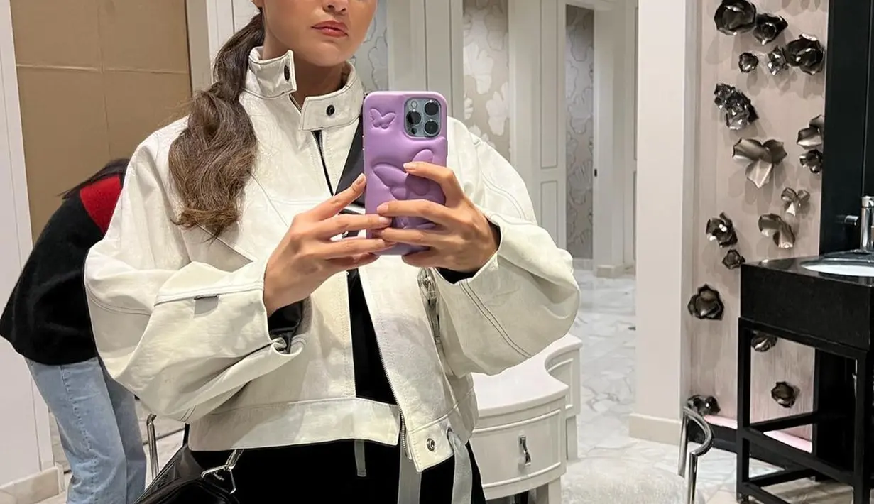 Tampil kasual, Selena Gomez pilih side curly ponytail yang tampak lebih rapi [instagram/selenagomez]