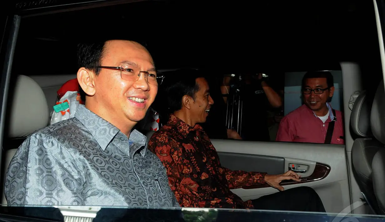 Keduanya meninggalkan Balai Kota pukul 09.04 WIB, Rabu (14/5/2014). Ahok bersama Jokowi menumpangi mobil dinas Jokowi, Toyota Innova hitam dengan nopol 1124 BH (Liputan6.com/Herman Zakharia).