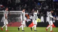 Para pemain Juventus tampak lesu usai ditahan imbang Inter Milan pada laga Serie A di Stadion Allianz, Turin, Minggu (10/12/2017). Juventus bermain imbang 0-0 dengan Inter Milan. (AP/Marco Bertorello)