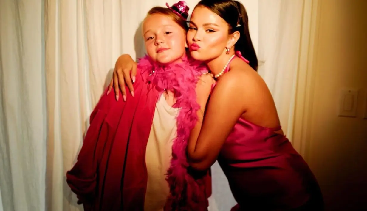 Acara nobar Barbie itu dihadiri oleh keluarga dan teman dekatnya. Termasuk para rekan selebritinya seperti Paris Hilton, Christina Aguilera, Karol G, Saweetie, Diplo, Tyga, dan banyak lagi. [Foto: IG/selenagomez].