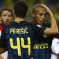 Striker Inter Milan, Ivan Perisic bersama bek Joao Miranda, pada pertandingan lanjutan Serie A melawan Crotone, di Giuseppe Meazza, Minggu (6/11/2016) (AFP/Marco Bertorello). 