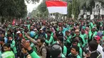 Ribuan pengemudi ojek online melakukan aksi di seberang Istana Merdeka, Jakarta, Selasa (27/3). Dalam aksinya mereka menuntut pemerintah melakukan penetapan tarif standar dengan nilai yang wajar. (Liputan6.com/Arya Manggala)