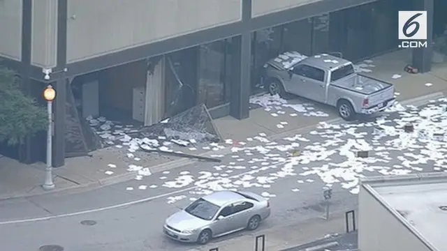 Seorang pria dengan sengaja menabrakan sebuah truk ke depan gedung TV di Dallas, Amerika Serikat. Kemudian membuat pernyataan yang tidak masuk akal.