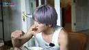 Istri Raffi Ahmad itu juga meminta Taeyong mencicipi sate ayam. Dia bercerita bahwa sebelumnya dia pernah makan sate padang bersama Jerome Polin. (Foto: YouTube/ Rans Entertainment)