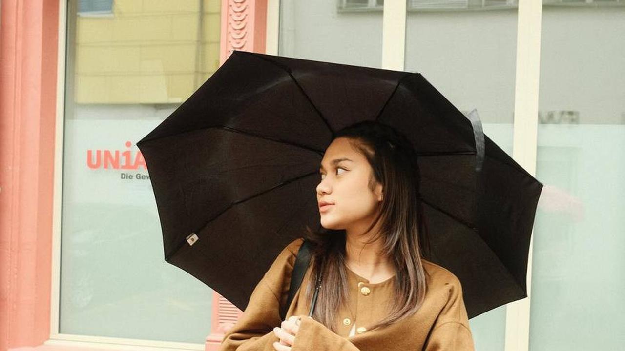 Meskipun hanya menambahkan emoji love berwarna merah, komentar Pratama Arhan langsung menjadi sorotan netizen yang mengaku terbawa perasaan.<br>