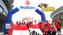 Sejumlah suporter Indonesia foto bersama saat berada di Philippine Sports Stadium, Filipina, Sabtu (19/11/2016). Para suporter akan menyaksikan laga Piala AFF 2016 antara Indonesia melawan Thailand. (Bola.com/Nicklas Hanoatubun)