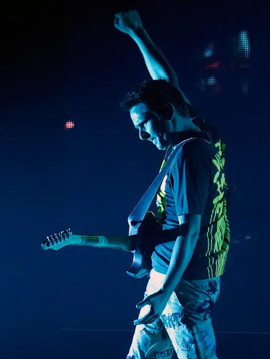 Personel grup band Muse, Matt Bellamy tampil pada konser ALTer EGO iHeartRadio di Kia Forum, Inglewood, California, Amerika Serikat, 14 Januari 2023. Selain lagu terbaru, Muse juga membawakan lagu-lagu ikonik mereka termasuk Madness, Uprising, Supermassive Black Hole. (AP Photo/Chris Pizzello)